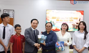 Ngày Thơ Việt Nam lần thứ 24: Các tác giả đi thực tế sáng tác và giao lưu với giáo viên, học sinh