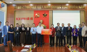 Hội Khuyến học Việt Nam trao 100 triệu đồng cho học sinh vượt khó tại Cô Tô