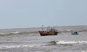 Ngư dân mất tích khi thuyền thúng bị sóng đánh chìm ở cửa sông