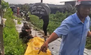 Đi làm ngoài vuông tôm lúc trời mưa, hai người tại Cà Mau bị sét đánh tử vong
