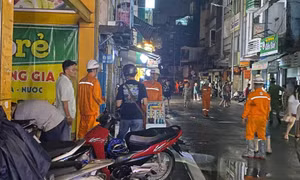 Nam thanh niên nguy kịch, ngã gục trên vỉa hè ngập nước ở TPHCM
