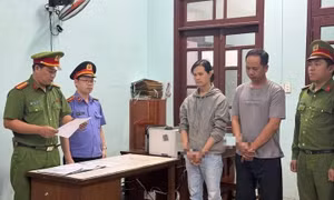 Bắt tạm giam 2 người đánh tài xế xe công nghệ bất tỉnh