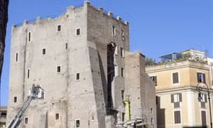 Sập tòa tháp được xây từ thời Trung cổ tại Italy