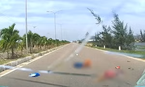 Taxi va chạm xe máy ở Gia Lai, mẹ tử vong, con bị thương nặng