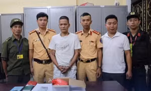 Phát hiện gần 2 bánh heroin giấu trong khoang máy xe hơi ở Lào Cai