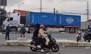 Cặp vợ chồng gặp tai nạn trên đường đi làm, người vợ bị cuốn vào gầm container tử vong