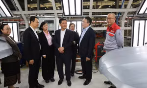 Bộ trưởng Bộ Công Thương hai nước Việt Nam - Lào thăm, làm việc tại Nhà máy sản xuất ô tô Thành Công Việt Hưng