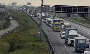6 ô tô va chạm liên hoàn, cao tốc TP.HCM - Trung Lương ùn ứ giao thông