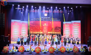 Công diễn các tiết mục xuất sắc của Liên hoan Tiếng hát khu dân cư tỉnh Quảng Ninh năm 2025