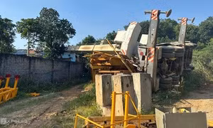 Cần cẩu đổ vào nhà dân, hai cháu bé thoát nạn may mắn