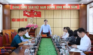 Phó Bí thư Tỉnh uỷ Vũ Quyết Tiến làm việc với Ban Thường vụ Đảng uỷ đặc khu Cô Tô