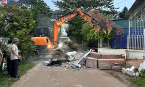 Xã Quảng Đức: Cán bộ, đảng viên tiên phong tháo dỡ kiến trúc, chỉnh trang khu dân cư  