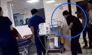 Hành hung nhân viên y tế có thể bị xử lý như tội chống người thi hành công vụ
