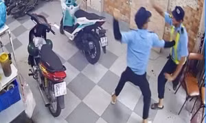 Mâu thuẫn trong việc dắt xe, 2 bảo vệ đâm nhau, 1 người chết