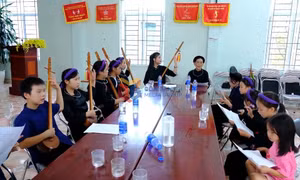 Duy trì làn điệu dân gian cho trẻ em vùng cao