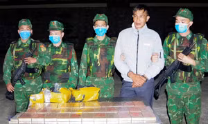 Đối tượng vận chuyển thuê 32 bánh heroin chống trả quyết liệt khi bị phát hiện