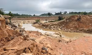 Khám nghiệm hiện trường vụ vỡ hồ chứa nước tự đắp trên núi gây lũ quét ở Lâm Đồng