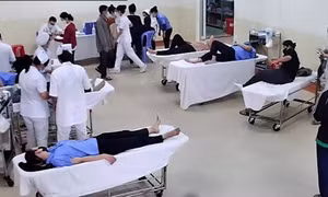 Gần 80 công nhân và học sinh nhập viện nghi do ngộ độc thực phẩm