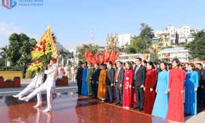 Đoàn đại biểu MTTQ và các tổ chức chính trị - xã hội tỉnh dâng hương tại Đài tưởng niệm các Anh hùng liệt sĩ và Tượng đài đồng chí Vũ Văn Hiếu 