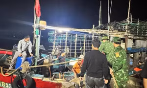 Quảng Trị: Chìm tàu cá, 7 ngư dân được cứu kịp thời 