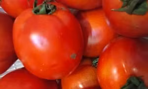 Những lưu ý khi ăn cà chua hỗ trợ hạ huyết áp