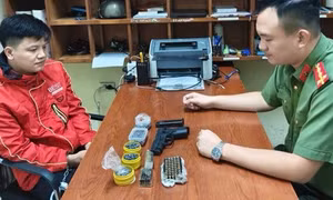 Công an Hà Nội bắt đối tượng rao bán vũ khí quân dụng trên mạng