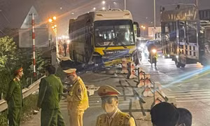 Tai nạn nghiêm trọng trên cầu Thanh Trì, 2 người tử vong