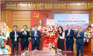 Đồng chí Phó Bí thư Tỉnh uỷ Vũ Quyết Tiến chúc mừng Trường Đào tạo cán bộ Nguyễn Văn Cừ nhân ngày Nhà giáo Việt Nam