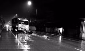 Va chạm với xe tải, 2 thanh niên đi xe máy tử vong