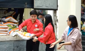 “Nhường cơm, sẻ áo” với vùng lũ