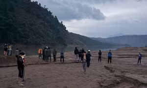 Thi thể nghi là tài xế xe đầu kéo bị cuốn trôi được tìm thấy cách xa hơn 30km