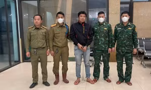 2 đối tượng trốn truy nã từ Việt Nam sang Lào bị bắt giữ