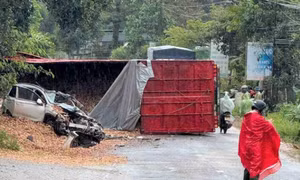 Xe con bẹp rúm, 5 người bị thương sau cú va chạm với container