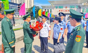 Củng cố quốc phòng, an ninh gắn với mở rộng đối ngoại và hội nhập quốc tế 