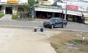 2 cụ già ngồi ven đường chờ xe buýt thì bị ôtô cán qua người