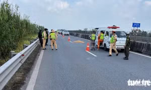 Phát hiện thi thể người nước ngoài trên mặt đường cao tốc Trung Lương - Mỹ Thuận