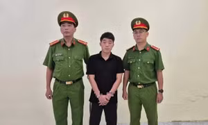 Sau 'Tàng Keng Ông Trùm', Công an TP.HCM tiếp tục bắt TikToker 'Dù Bầu Trời'