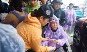 Quân đội dựng lều dã chiến trên cầu vượt ở Nha Trang để ứng cứu người dân