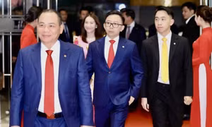 Tỉ phú Phạm Nhật Vượng cùng hai con trai lập công ty hàng không vũ trụ