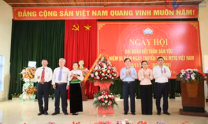Đồng chí Vũ Quyết Tiến, Phó Bí thư Tỉnh uỷ, Chủ tịch Uỷ ban MTTQ tỉnh dự ngày hội Đại đoàn kết toàn dân tộc tại khu 3, đặc khu Cô Tô