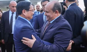 Thủ tướng Sifi Ghrieb ra sân bay đón Thủ tướng Phạm Minh Chính và Phu nhân thăm chính thức Algeria