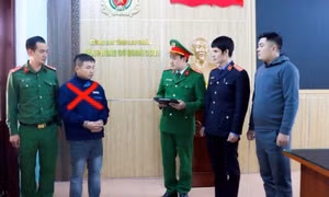 Bắt người đàn ông lừa tiền của nhiều cán bộ công an ở 16 tỉnh thành