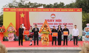 Phó Chủ tịch Quốc hội Vũ Hồng Thanh dự Ngày hội Đại đoàn kết toàn dân tộc tại xã Quảng Đức