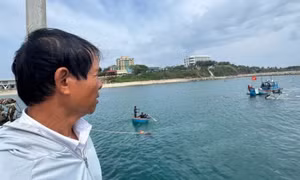 Quyết định của thuyền trưởng tàu cứu hộ ‘đâm tàu vào cảng’ để cứu 10 người