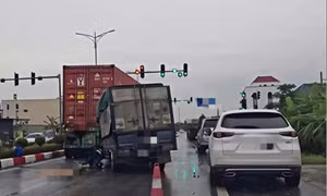 Xe tải biến dạng, tài xế tử vong sau va chạm giao thông ở Hải Phòng