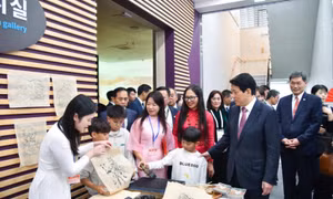 Chủ tịch nước gặp gỡ cán bộ cơ quan đại diện và cộng đồng người Việt Nam tại đông nam Hàn Quốc