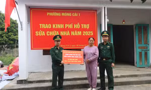 Phường Móng Cái 1: Trao tặng kinh phí hỗ trợ sửa chữa nhà cho hộ dân 