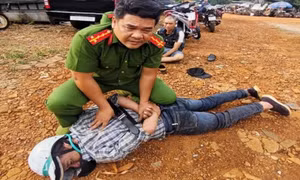 Liên tục lạng lách, chống trả quyết liệt, nghi phạm trộm cắp mang 6 tiền án vẫn bị bắt