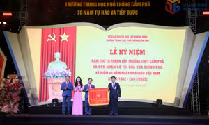 Trường THPT Cẩm Phả kỷ niệm 70 năm thành lập trường và đón nhận Cờ thi đua của Chính phủ
