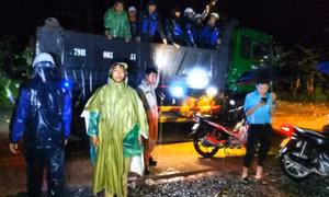 Cứu hộ 118 người dân mắc kẹt trên đỉnh Hòn Bà do sạt lở